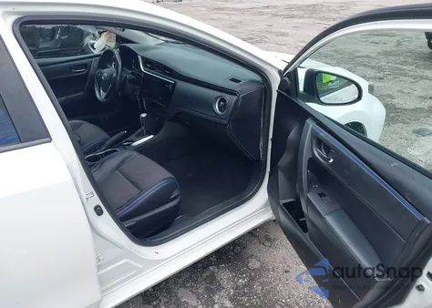 2017 Toyota Corolla Se z USA, uszkodzony, nr VIN 5YFBURHE7HP671636